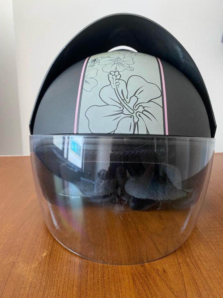 Lazer marka Motosiklet kaskı, üzerinde çiçek deseni bulunan şık kask