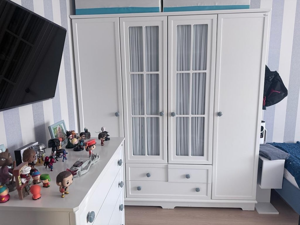 Meltem Mobilya Classy Beyaz 4 Kapaklı Gardrop ve 4 Çekmeceli Şifonyer
