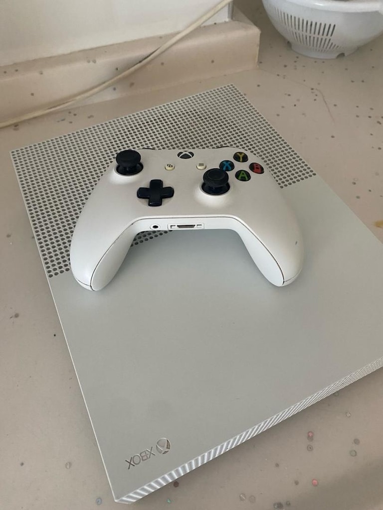 XBOX ONE S( 500 GB)