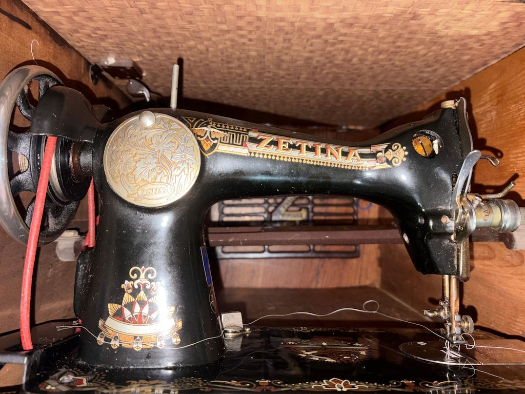 Antika Zetina Dikiş Makinesi – Pedallı, Ahşap Kabinli, Koleksiyonluk - 2