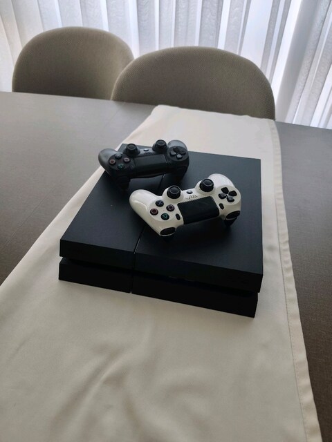 TERTEMİZ PS4 500GB 2 KOL 2 OYUN