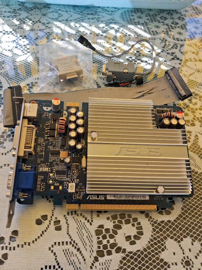 Asus ekran kartı yanında olanlarpc parcaları