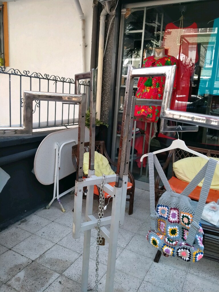 çok sayıda butik kıyafeti