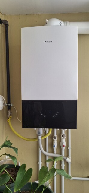 Yeni nesil Daikin doğalgaz kombisi (1,5 senelik) + 4 adet petek