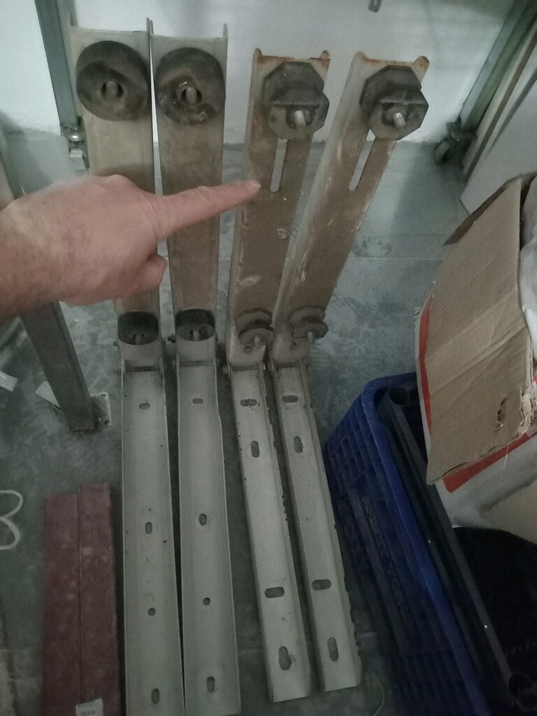 klima motoru ayakları toplam 3 takım var.1 takım 399 - 3