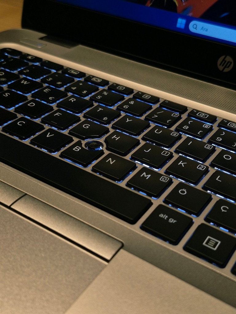 Laptop HP i5 İşlemcili 8GB Ram 512GB Ssd İnce ve Hafif Pili Sağlam - 5