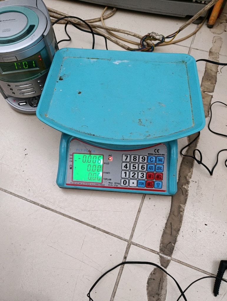 TERAZİ 900TL GİTAR 1,500TL ANTİKA BAKIR DARBUKA 2,500TL - 2