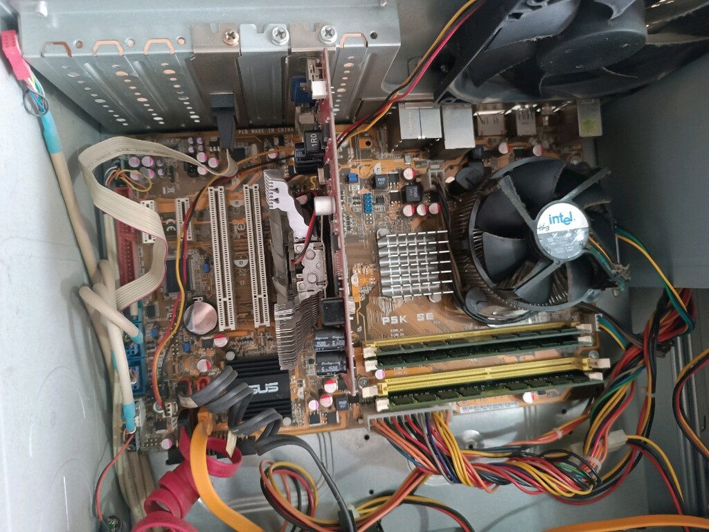 bilgisayar monitörü ve kasa klavye ve mouse - 5