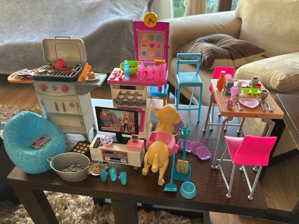 karisik konseptlerde barbie setleri ve gardrobu