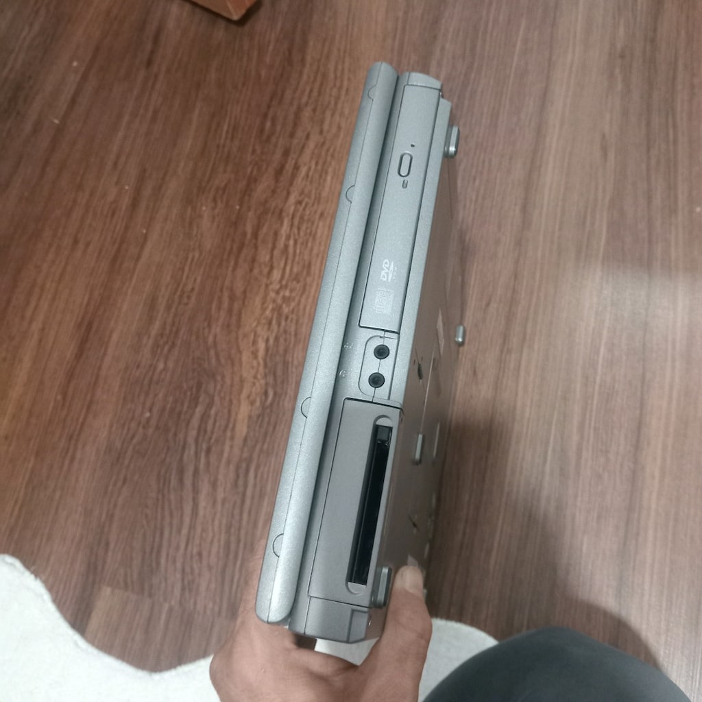 Koleksiyonluk çiziksiz laptop çalışıyor - 5