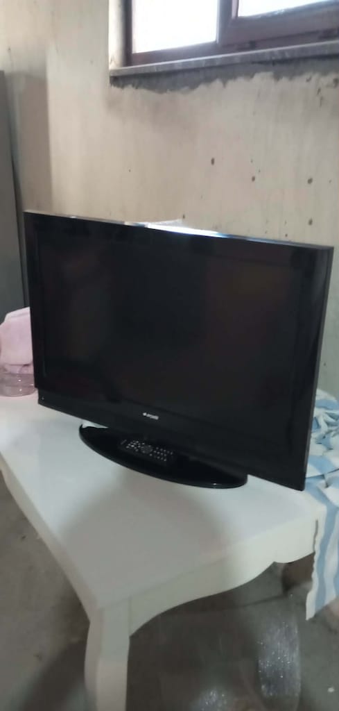 ARÇELİK MARKA 32 INC 80 EKRAN LCD TV KUMANDALI TEMİZ KULLANIŞLI 4500 - 8