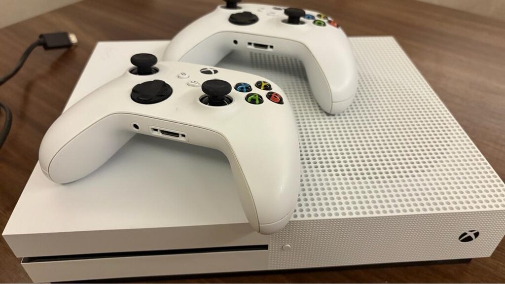 Xbox one s 1TB + 2 kol - 2