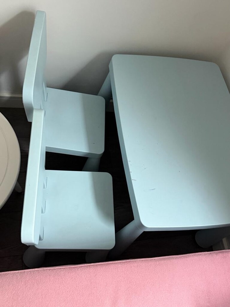 ikea mammut çocuk masası ve iki sandalye - 3