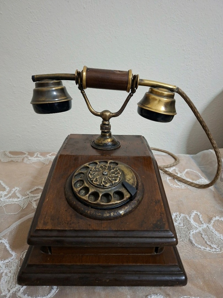 Antika çevirmeli telefon - 2