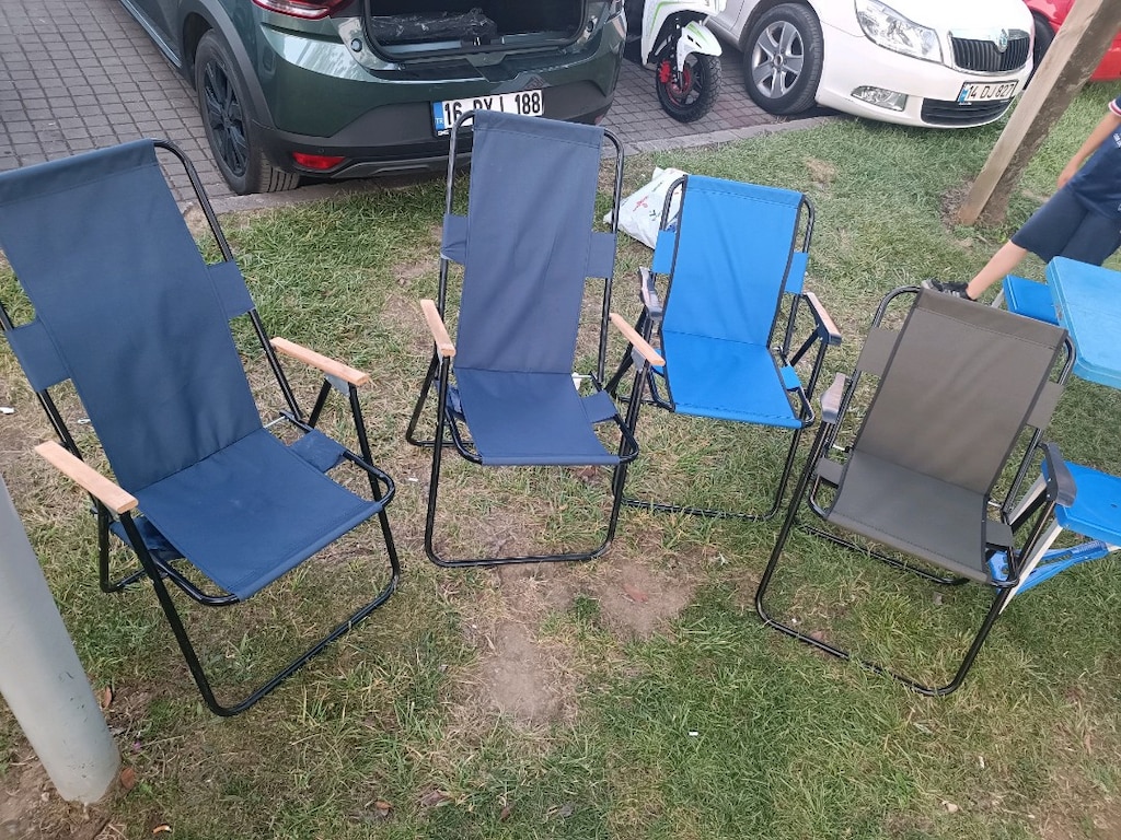 4 adet kamp sandalyesi 2 si uzun sırtli minderli 1 adet portatif masa - 2