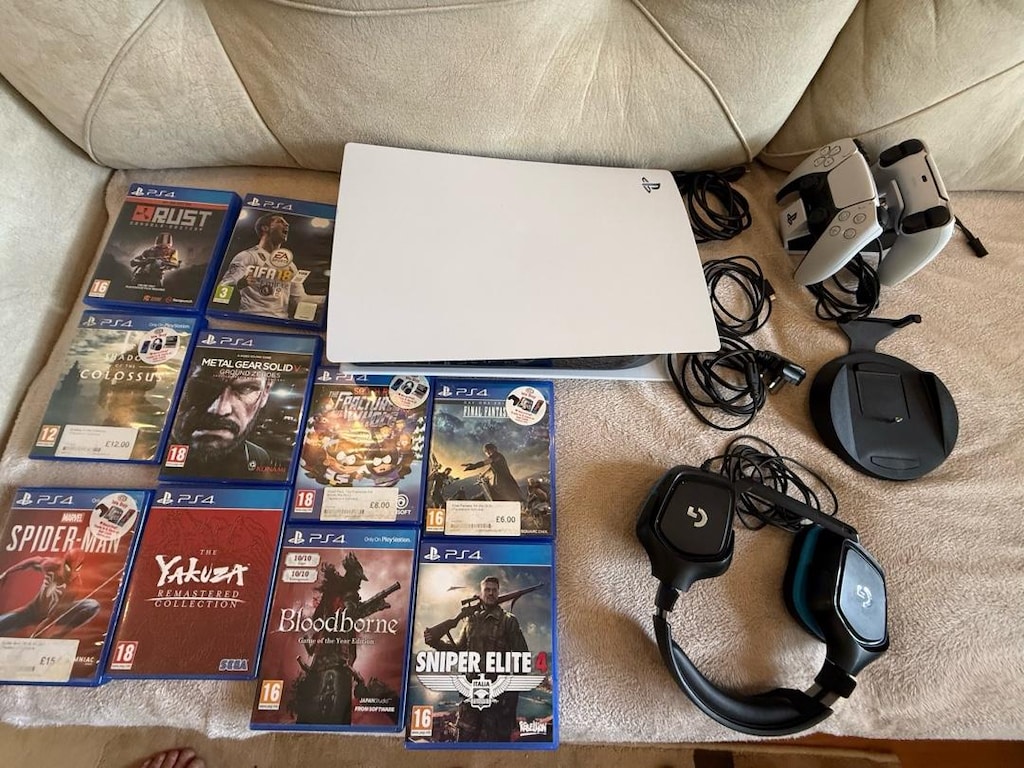 Playstation 5 + 2 Kol ve Şarj İstas, 10 PS4 Oyunu ve Logitech Kulaklık - 10