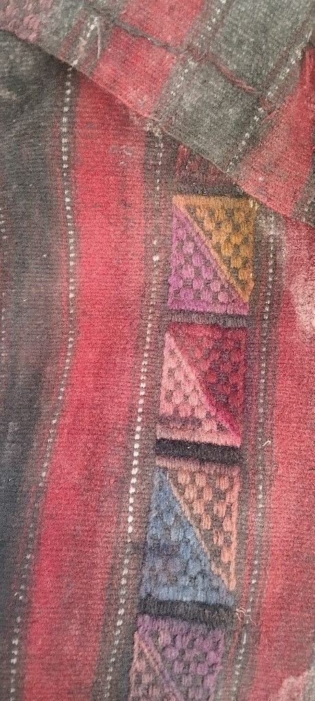 dokuma kilim. en az 50 senelik yörük çuvalı kılımı diye geçiyor e - 4