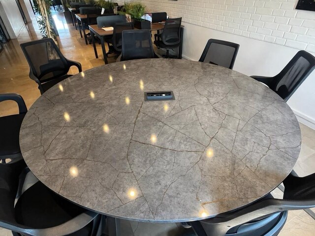 Oval toplantı masası