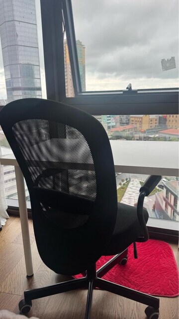 Dönen Sandalye ve ikea beyaz masa