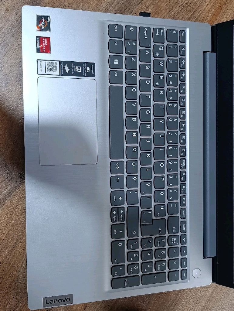 Lenovo IdeaPad 3 15ADA05 Ryzen 3 3250U 8GB 256GB SSD - 4
