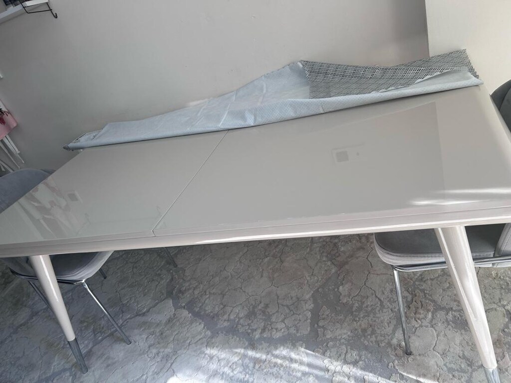 6 kişilik yemek masası yanında 2 tane sandelyesi var