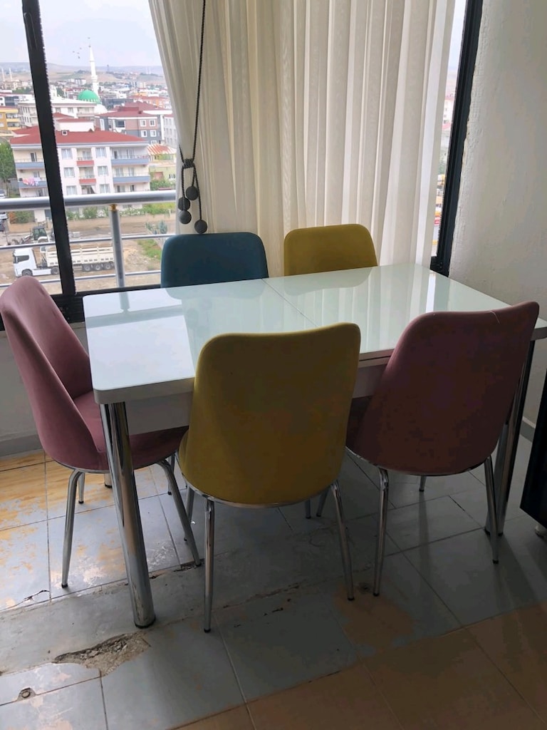 çok temiz ve sağlam masa 5 sandalyeside var - 2