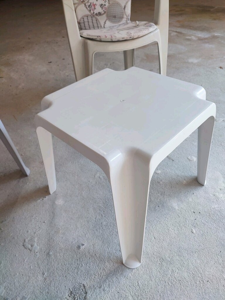 TEMİZ BEYAZ RENK SAĞLAM İKİ PLASTİK MİNDERLİ SANDALYE VE MASA - 3
