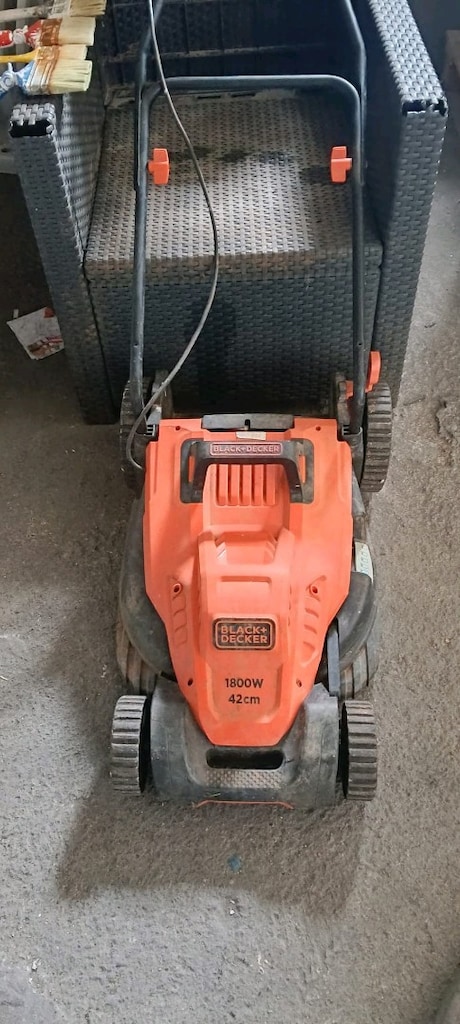 Black Decker elektrik li1800w 42 cm çim biçme makinesi çalışır durumda - 2