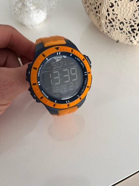 Reebok marka digital kol saati