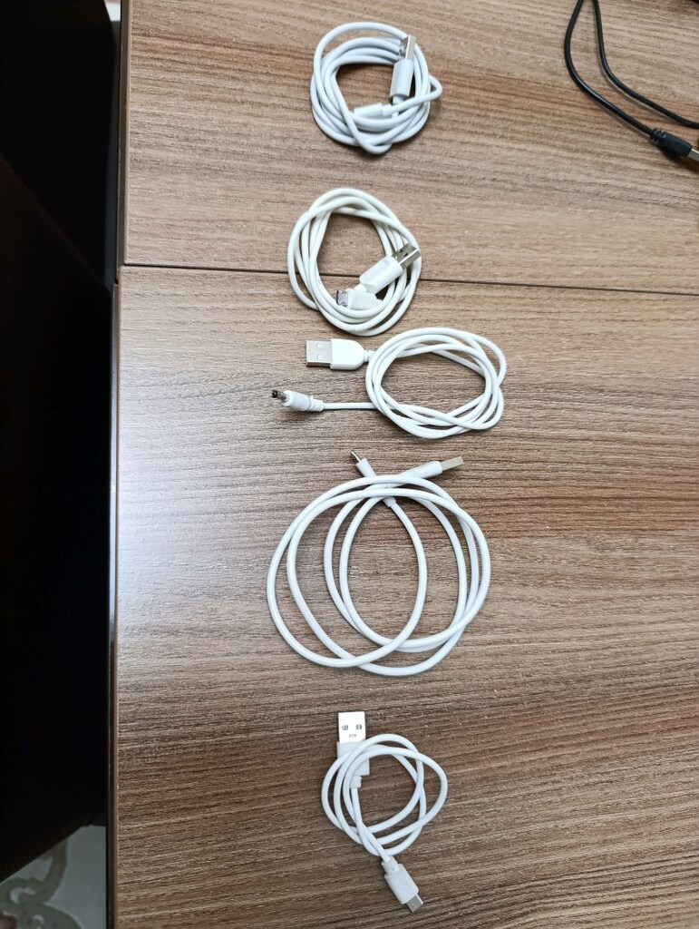eski telefon şarj aleti ve USB kablosu - 3