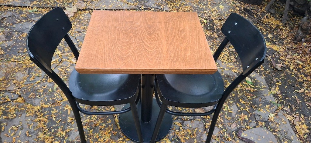 Ahşap Desenli Bistro Masa ve Siyah Sandalyeler - 4