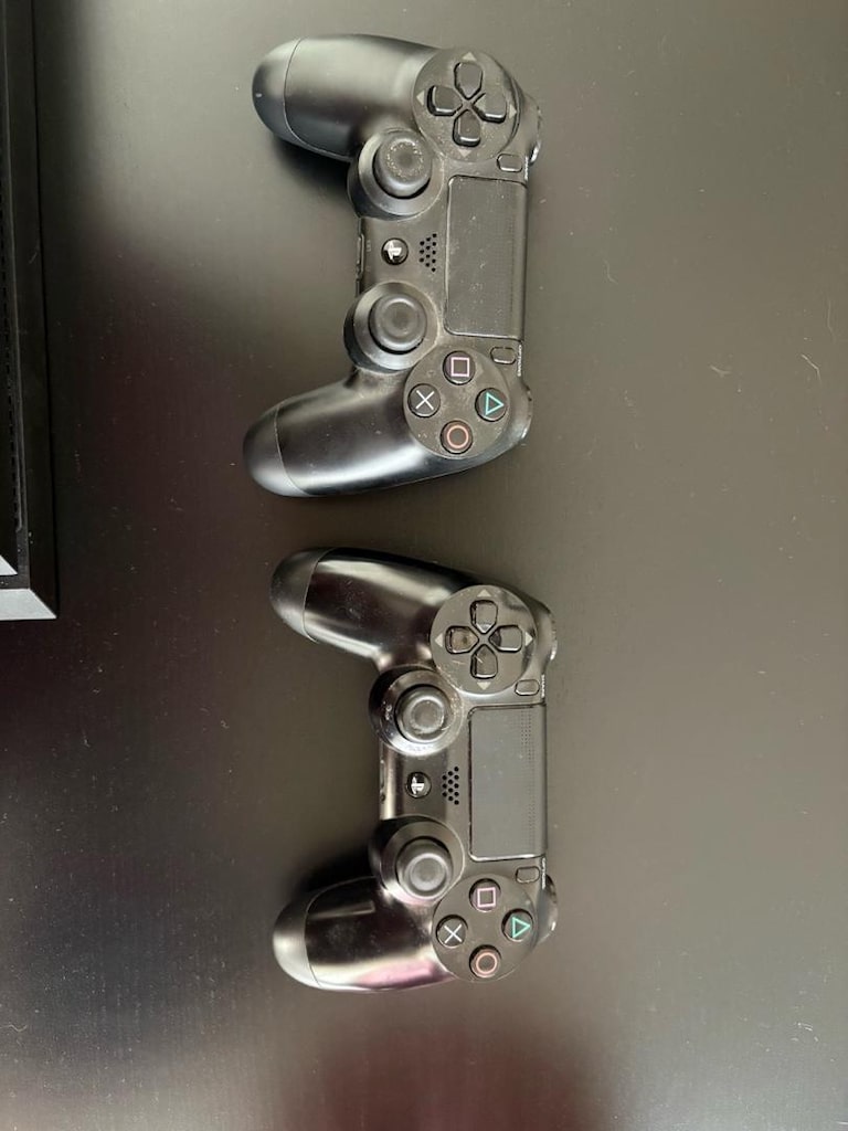 PS4 ve iki kol - 2