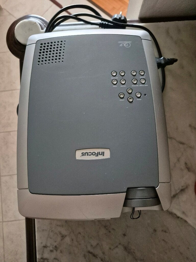 İnfocus Projeksiyon cihazi Perdesi ile - 3