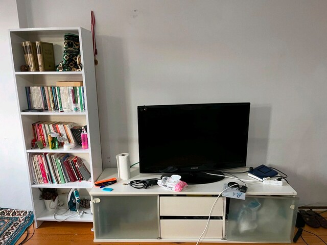 Samsung 32 inç LCD televizyon sorunsuz çalışıyor.