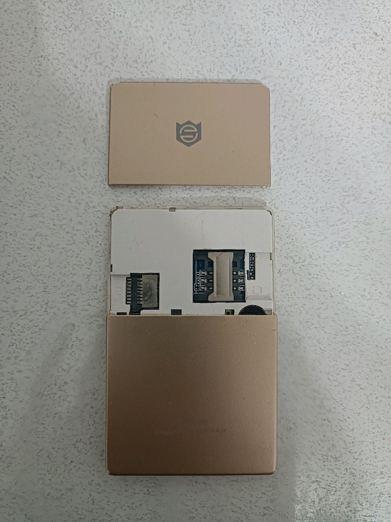 Altın Tonlu Kompakt Tuşlu Telefon + Şarj Kablosu - 3