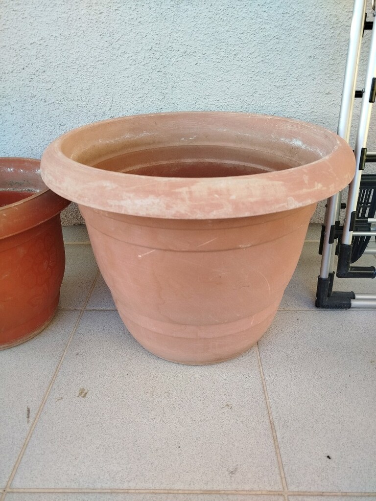 Farklı boyutlarda saksı ve tabaklar. Büyük boy 1 adet, orta boy 3 adet - 4
