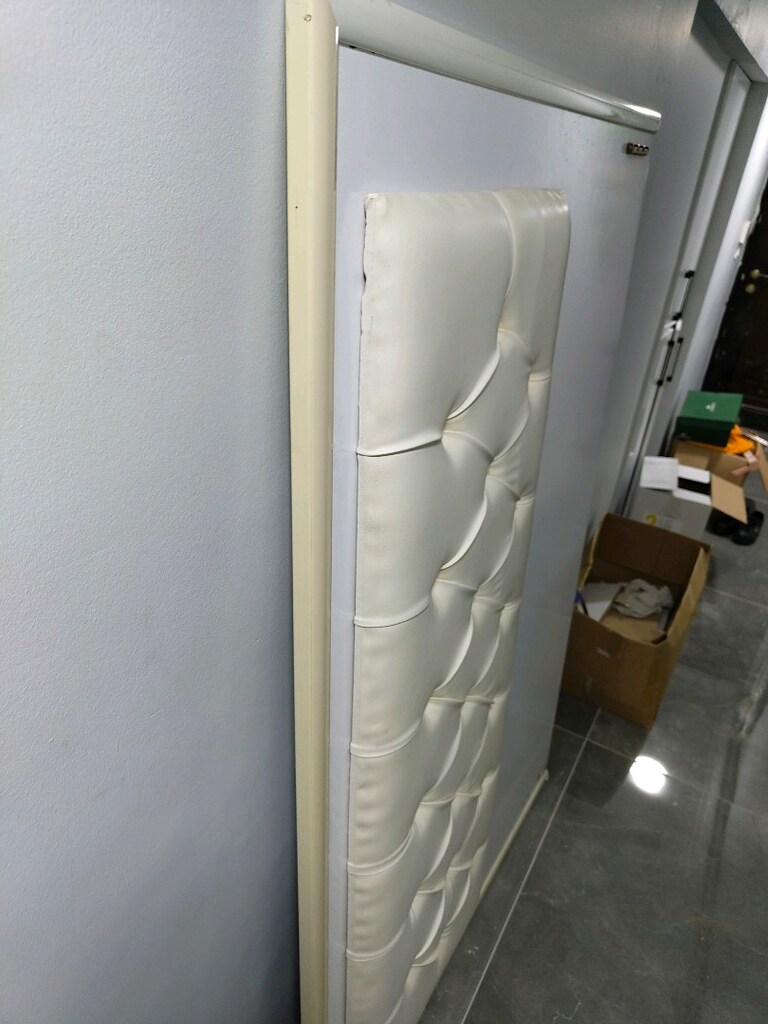 Beyaz deri kaplı çift kişilik yatak başlığı - 3