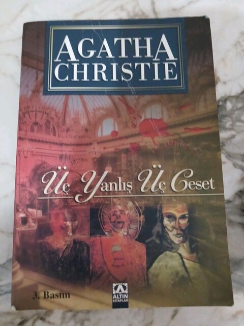 Üç Yanlış Üç Ceset - Agatha Christie