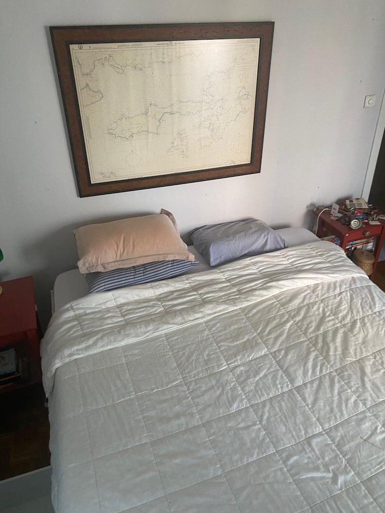 King Size çekmeceli karyola ve yatak dâhil.