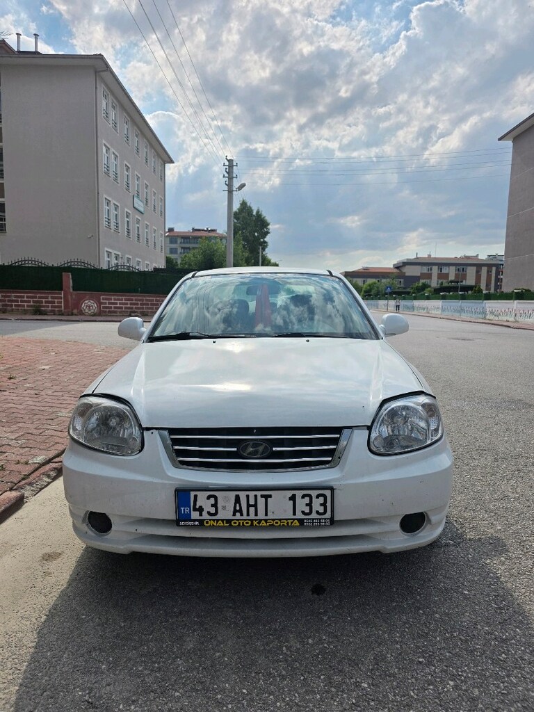 Hyundai Accent Admira - 3