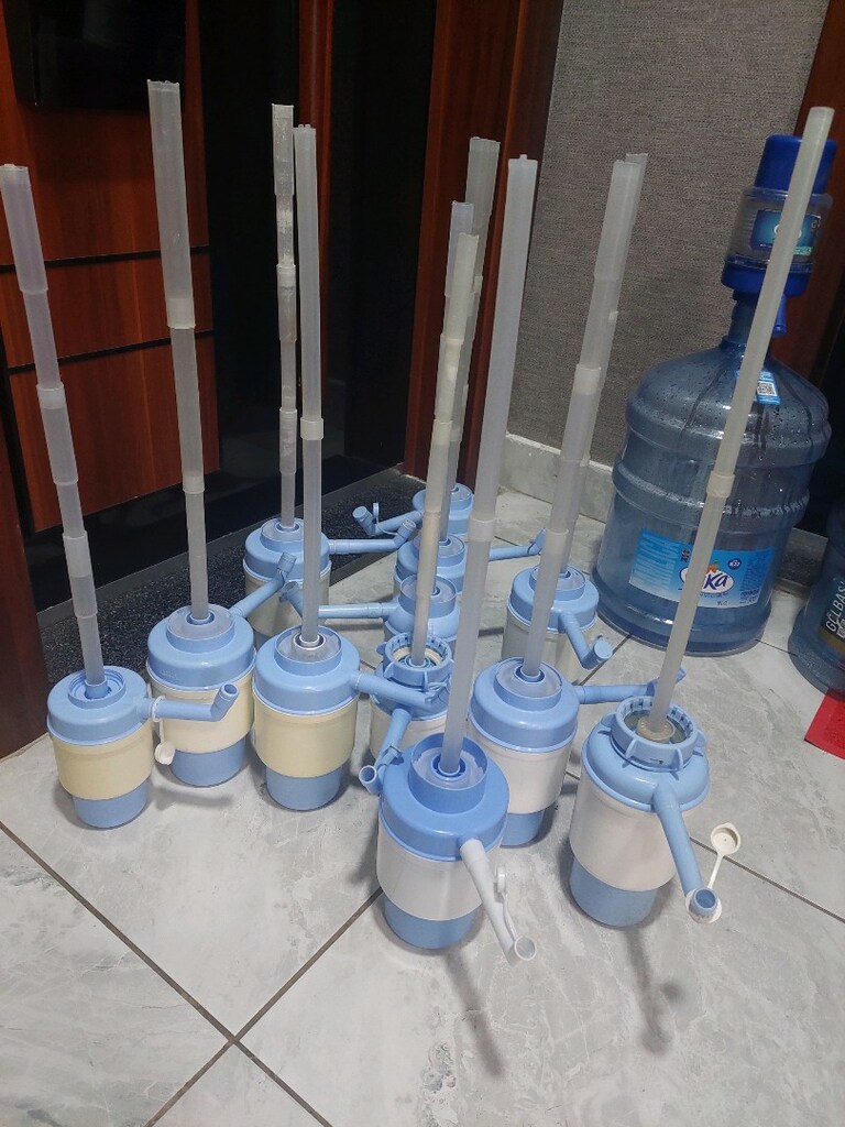 Boş damacana. 8 adet var. Adet fiyatıdır. İmal tarihleri yazıyor. - 7