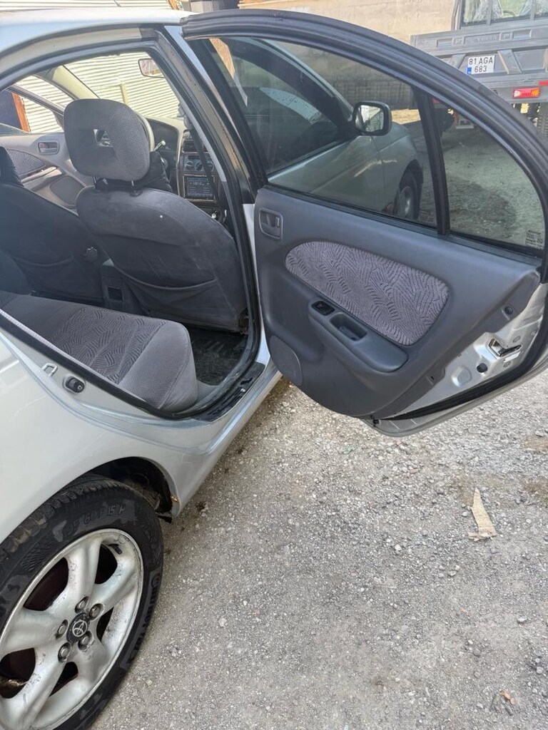 Toyota avensis 2.0 - 10