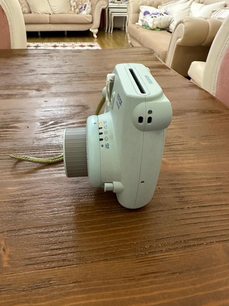Instax Mini 8, kompakt ve yuvarlak hatlı bir anlık fotoğraf makinesid - 5