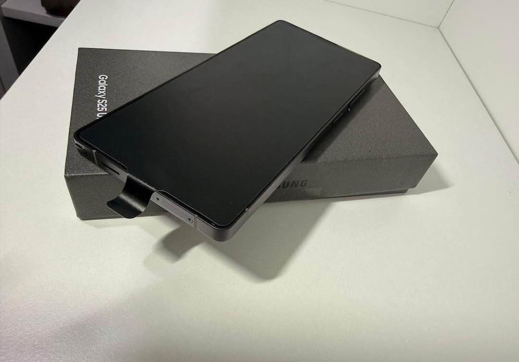 Samsung Galaxy s 25 ultra 1 TB 12 ram.