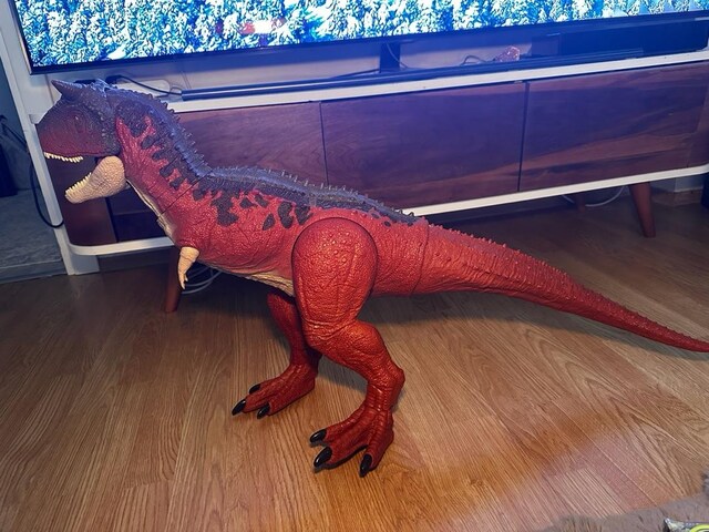 Jurassic World serisinden esinlenilen bir Carnotaurus aksiyon