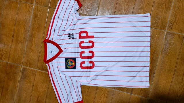 Adidas likralı forma..M yazar S gibidir..Bir koltuk altı uçtan diğer