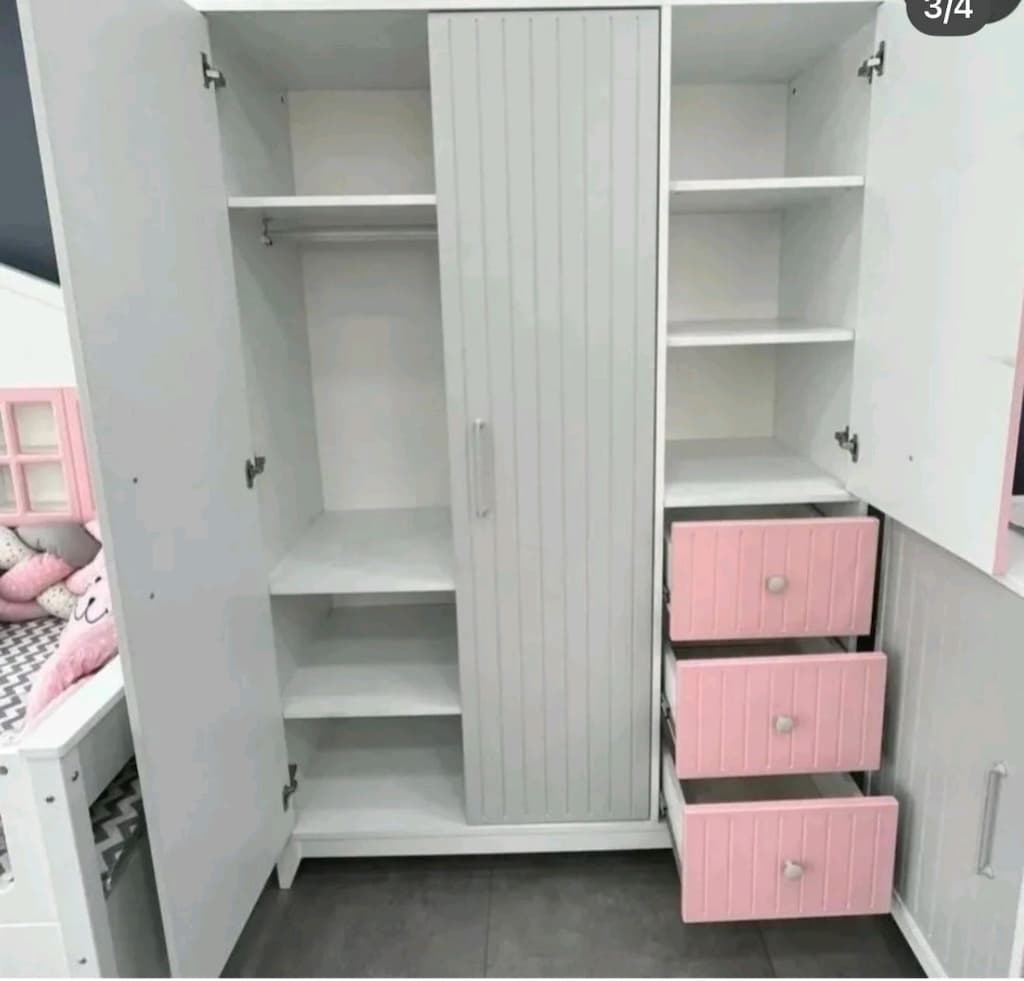 3 Kapaklı ve 3 Çekmeceli Büyük Gardırop: