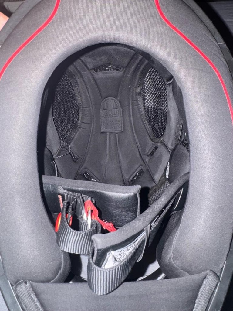 AGV KS1 mono Black ufak deformeleri var satılık temiz - 5