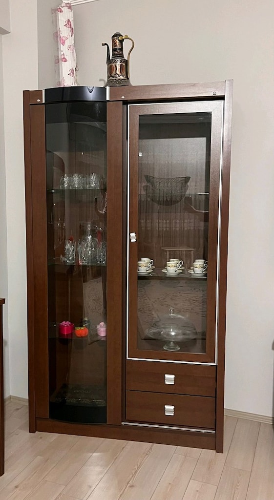 Çok temiz bir tekli bir ikili vitrin takımı