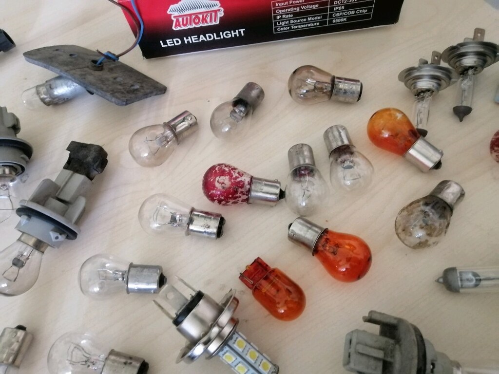 Araç far ampulü ve sinyal ambulleri resimde olan zenon far ampulü - 4